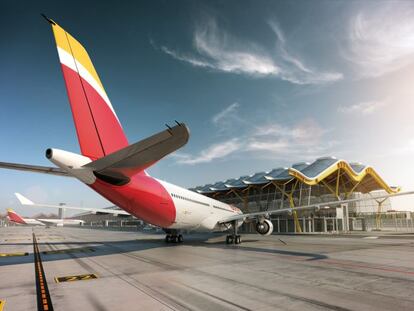 Un Airbus A330 con la nueva imagen de Iberia, en la T4 de Madrid.