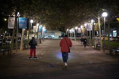 Dos personas circulan con un patinete y un 'segway' en la calle donde se produjo el accidente.