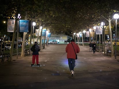 Dos personas circulan con un patinete y un 'segway' en la calle de Esplugues de Llobregat donde se produjo el accidente.