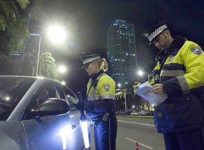 Una patrulla de la Guardia Urbana de Barcelona, en un control de alcoholemia en la Barceloneta.