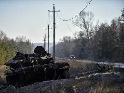 Un tanque, al lado de una carretera en la región de Donetsk, en el este de Ucrania.