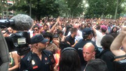 Llegada de los agentes de la UIP a la zona donde los manifestantes intentan cortar el paso a la comitiva de Cs.