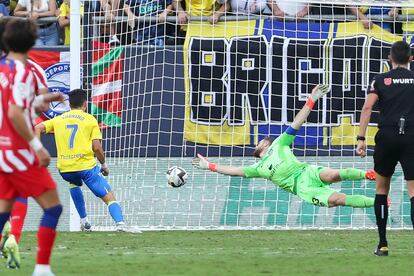 Sobrino marca el tercer gol del Cádiz.