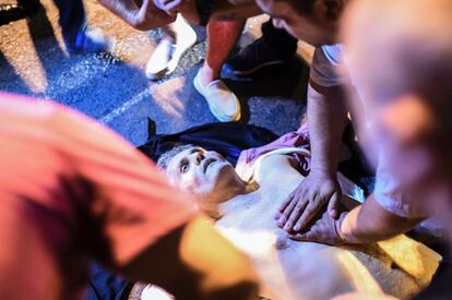 Un hombre recibe un masaje cardiovascular en la calle durante el intento de golpe de Estado en Turquía.