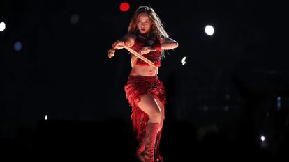 Shakira bailando con una cuerda durante su actuación en el Super Bowl.