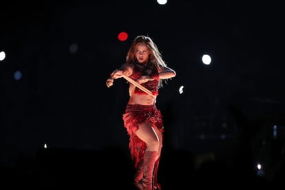 Shakira bailando con una cuerda durante su actuación en el Super Bowl.