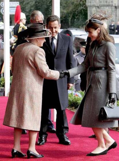 Carla Bruni saluda a la reina de Inglaterra.