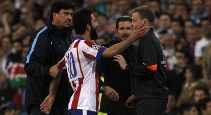 Arda le da un cachete al cuarto árbitro tras ser expulsado.