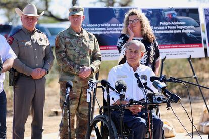 Greg Abbott durante el anuncio de su campaña  en México y Centroamérica para disuadir la inmigración ilegal, en Eagle Pass, Texas, el 19 de diciembre de 2024.