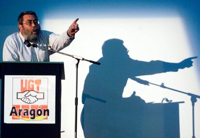 El exsecretario general de UGT, Cándido Méndez, durante su participación en la asamblea de 4.200 delegados de UGT celebrada, en Zaragoza, el 4 de mayo de 2001.