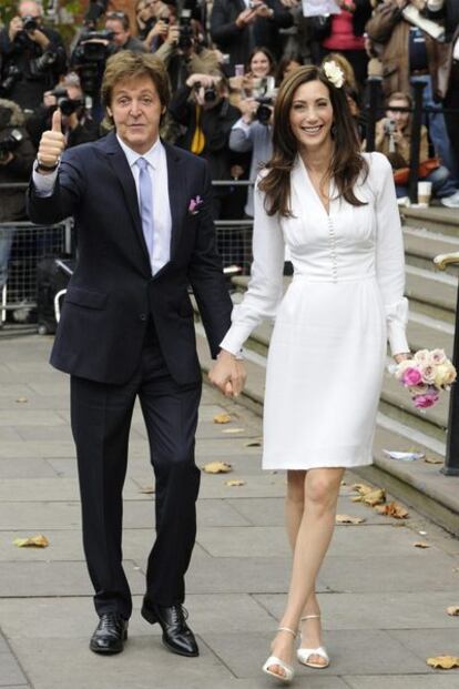 Paul McCartney y su nueva esposa, Nancy Shevell en el registro de Westminster.