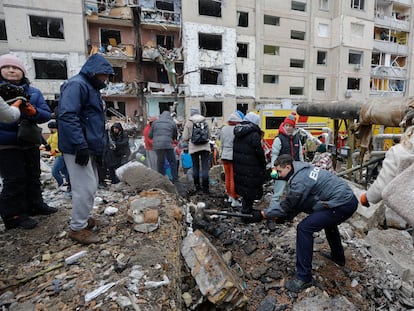 Voluntarios ucranios retiran escombros de un edificio alcanzado en Kiev por misiles lanzados por Rusia el martes pasado.