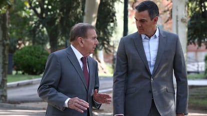 El opositor venezolano Edmundo González conversa con Pedro Sánchez en el Palacio de La Moncloa, en Madrid