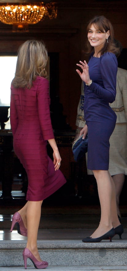 Doña Letizia siempre ha estado en el foco por su estilismo y su elegancia, además de por reciclar sus modelos icónicos. Como este vestido de color vino de jaretas que lució para el almuerzo de bienvenida de la visita de Estado del entonces presidente de Francia Nicolas Sarkozy y su esposa, Carla Bruni, el 27 de abril de 2009 en el palacio de la Zarzuela (Madrid).