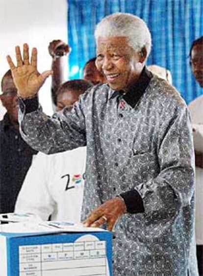 Nelson Mandela sonríe al votar en Johanesburgo. Su partido, que lleva 10 años en el poder, es el gran favorito.