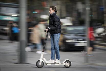 Una mujer se traslada en un patinete eléctrico, en una imagen de archivo.