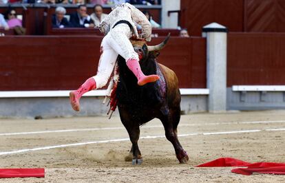 Gonzalo Caballero, volteado por el cuarto toro. Compartió cartel con los diestros Fernando Rey y Francisco José Espada.