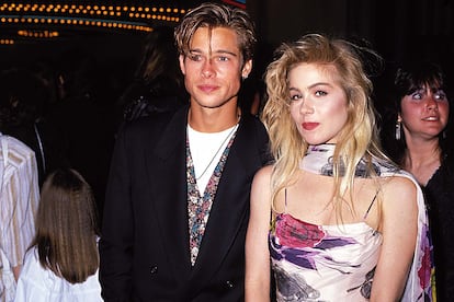 Unos jóvenes Brad Pitt y Christina Applegate posan en los MTV Awards de 1989.