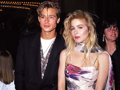 Unos jóvenes Brad Pitt y Christina Applegate posan en los MTV Awards de 1989.