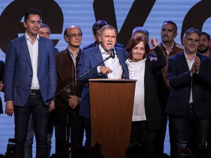 El gobernador de Córboba, el peronista Juan Schiaretti, celebra el domingo por la noche su triunfo electoral.