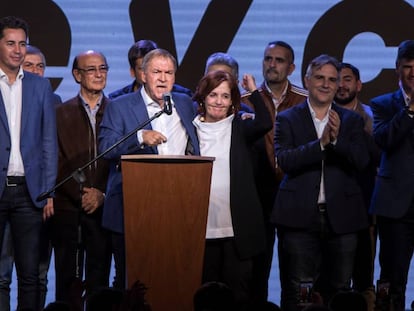 El gobernador de Córboba, el peronista Juan Schiaretti, celebra el domingo por la noche su triunfo electoral.