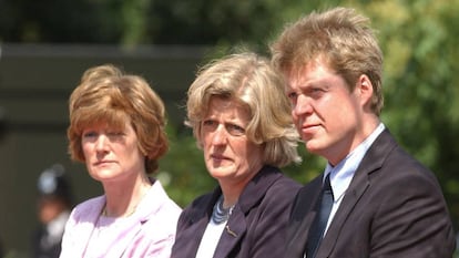 Lady Jane Fellowes, lady Sarah McCorquodale y el conde Spencer, en la inauguración de una fuente en honor a la princesa Diana en Hyde Park (Londres) en julio de 2004.