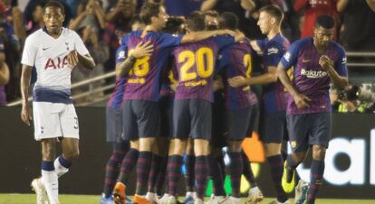 Los jugadores del Barça le hacen la melé a Arthur tras su gol.