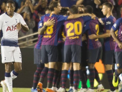 Los jugadores del Barça le hacen la melé a Arthur tras su gol.