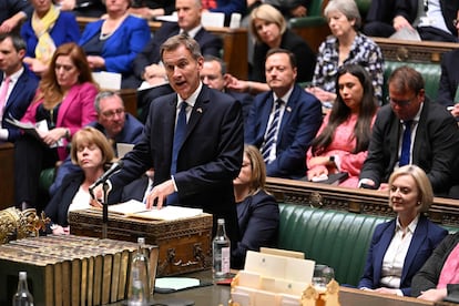 El ministro de Economía del Reino Unido, Jeremy Hunt, ayer en el Parlamento británico. A su izquierda, Liz Truss.