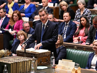 El ministro de Economía del Reino Unido, Jeremy Hunt, ayer en el Parlamento británico. A su izquierda, Liz Truss.