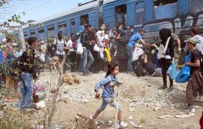 Hungría ha registrado en lo que va de año unos 167.000 refugiados en su territorio, que en teoría debería procesar sus peticiones de asilo, aunque la enorme mayoría de estas personas pide seguir hacia el norte de Europa, sobre todo a Alemania. En la imagen, un grupo de personas intenta acceder a un tren en Gevgelija, cerca de la frontera entre Grecia y Macedonia, el 7 de septiembre de 2015.