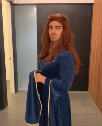 El cantante Joe Jonas quiso compartir con sus seguidores en Instagram su particular homenaje a la serie y, en especial, a su reciente esposa, Sophie Turner, disfrazándose de su personaje, Sansa Stark.