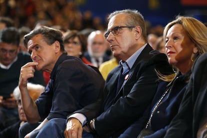 Los exministros socialistas Juan Fernando López Aguilar, Celestino Corbacho y Trinidad Jiménez (i-d) escuchan la intervención de Susana Díaz