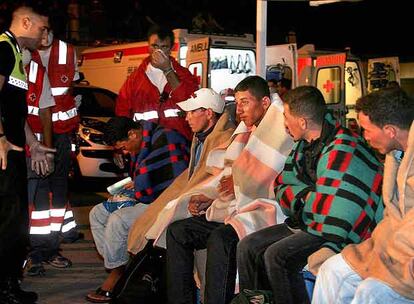 Cruz Roja y Policía Local atienden a los inmigrantes llegados la medianoche del sábado a Benidorm.