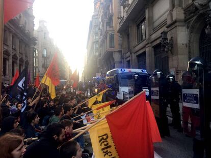 Els estudiants davant dels Mossos, a la Via Laietana.