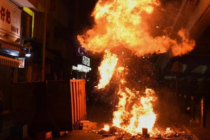 Uma barricada de pneus em chamas bloqueia no sábado uma rua de Hong Kong.