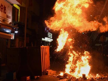 Uma barricada de pneus em chamas bloqueia no sábado uma rua de Hong Kong.