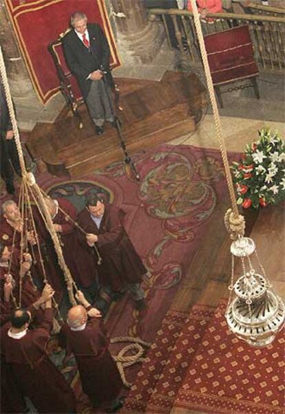 Emilio Pérez Touriño, ante el <i>botafumeiro</i> tras su ofrenda al apóstol Santiago.