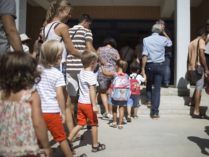 Alumnos de un colegio de Jacarand&aacute;, en Sevilla, durante el primer d&iacute;a del curso escolar.