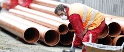 Un trabajador protegido ante coronavirus trabaja este miércoles en Bilbao.