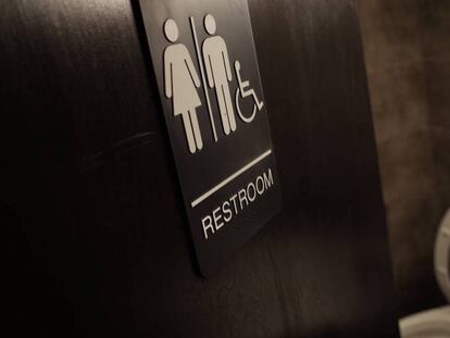 Entrada al baño de un restaurante.