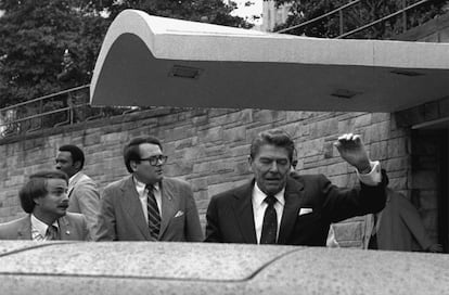 El presidente Ronald Reagan después de que un asaltante le disparase mientras salía de un hotel en Washington, tras un discurso ante un grupo de trabajadores, el 30 de marzo de 1981. El presidente fue herido en el lado izquierdo superior.