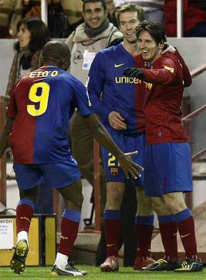 Hleb y Eto'o felicitan a Messi durante el partido del pasado sábado contra el Sevilla.