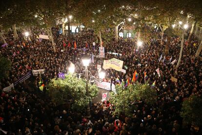 Nuevas concentraciones en la Plaza Nueva de Sevilla tras la concentración de la mañana de este lunes frente al Parlamento. En total se han convocado un centenar de manifestaciones en varios puntos de España.