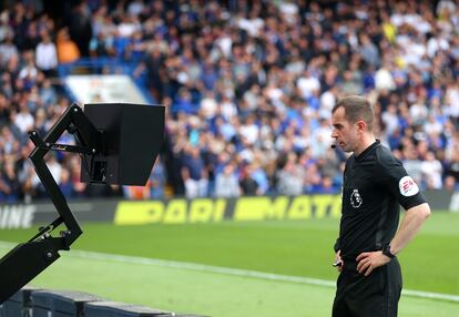El árbitro Peter Bankes chequea una jugada en la pantalla durante un partido de la Premier League entre Chelsea y el Wolverhampton la temporada pasada.