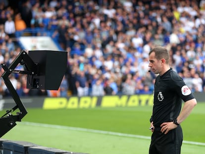 El árbitro Peter Bankes chequea una jugada en la pantalla durante un partido de la Premier League entre Chelsea y el Wolverhampton la temporada pasada.