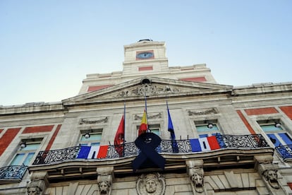 Real Casa de Correos, en la Puerta del Sol de Madrid, sede del Gobierno de la Comunidad de Madrid, de cuya fachada colgaron el pasado noviembre banderas francesas y un lazo negro en homenaje a las víctimas de los atentados de París (Francia).