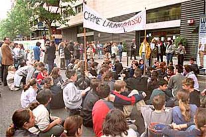 Los manifestantes se congregaron frente a la sede de CDC en Barcelona para entregar una carta.