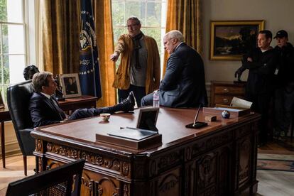 El director Adam McKay, en el centro, da instrucciones a los actores Christian Bale y Steve Carell durante el rodaje de 'El vicio del poder'.