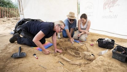 Tareas de excavación del esqueleto hallado en Waterloo.